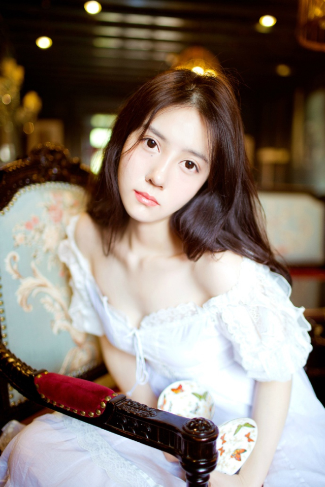 命运如同手中的掌纹，无论多曲折，终掌握在自己手中。